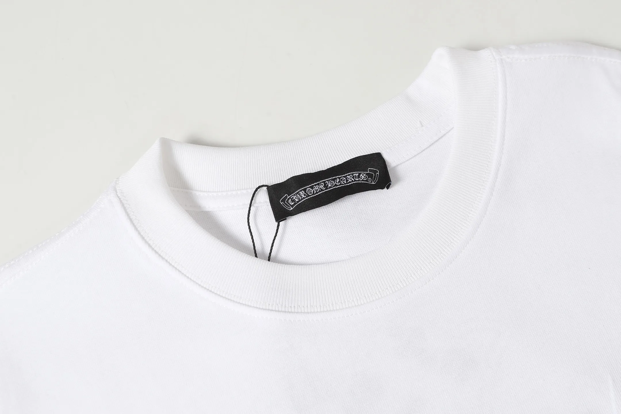 P150 💰 Actual pictures [High-end quality] Code: 8915# Color: Black White Size: S to XXL 2026ss Internet celebrity cross 🔥New Chrome Hearts 320g customized fabric Chrome heart round neck short sleeves 🔥Cross burnt appliqué embroidered men and women loose version